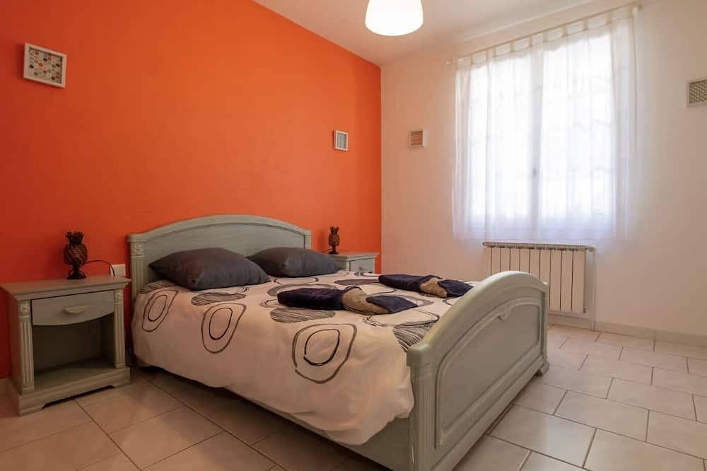 Villa 6km from St Rémy de Provence with swimming pool for 2 to 10 people in Eyragues, Arles region