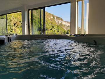 Gîte pour 2 personnes, avec jacuzzi ainsi que jardin et balcon dans Auvergne-Rhône-Alpes