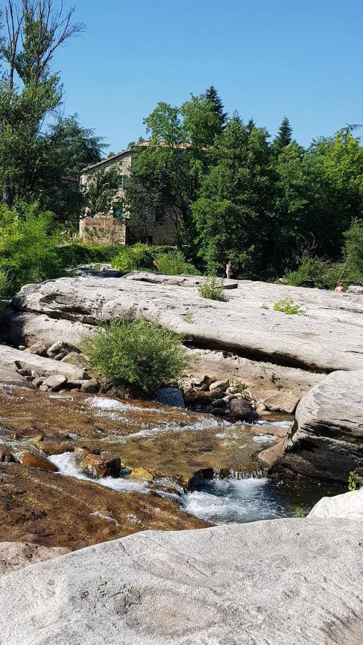 Location de vacances pour 6 personnes, avec jardin et vue, adapté aux familles à Rosières (Ardèche) - 3