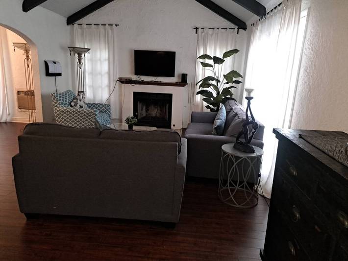 Ganze Wohnung, 3 Schlafzimmer plus 2 Bäder in Beverly Hills in Los Angeles, Los Angeles County