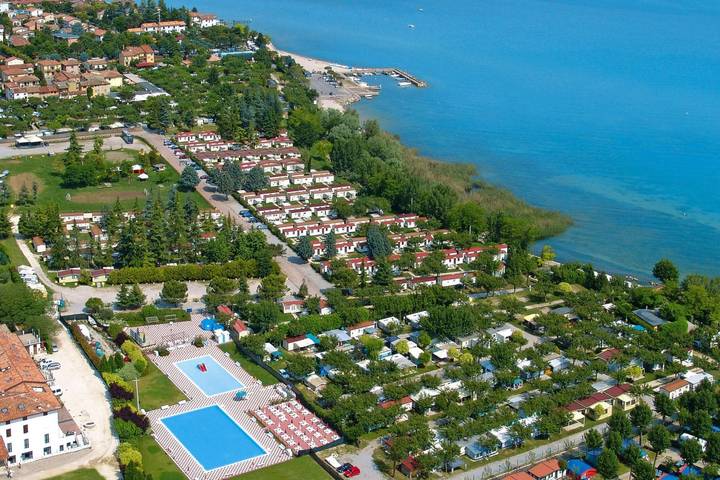 Camping pour 5 personnes, avec bassin pour enfant ainsi que terrasse et piscine à Peschiera del Garda - 2