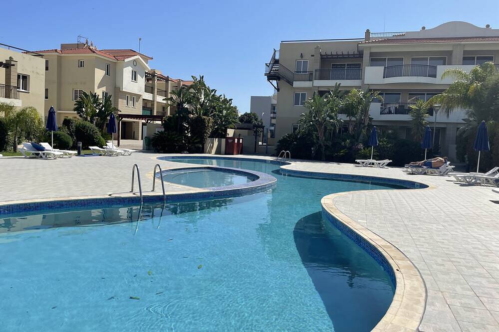 Ganze Wohnung, Modern ground floor apartment with patio, pool and tennis court in Πύλα, Larnaca Bezirk
