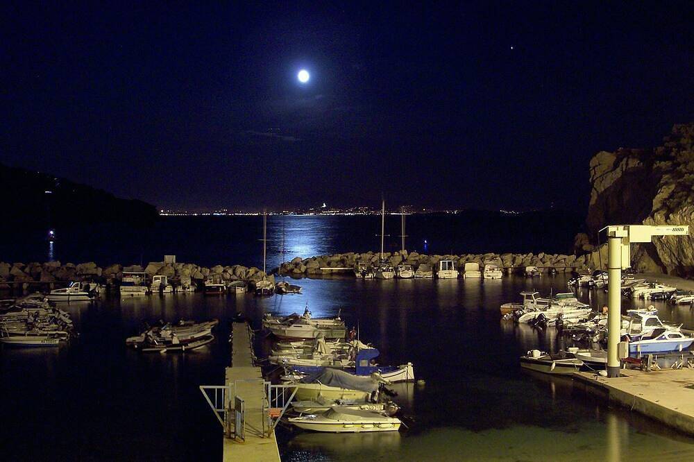 A loft of 70 m2 in the hollow of a cove of the blue coast. South exposition in Ensuès-la-Redonne, Istres region