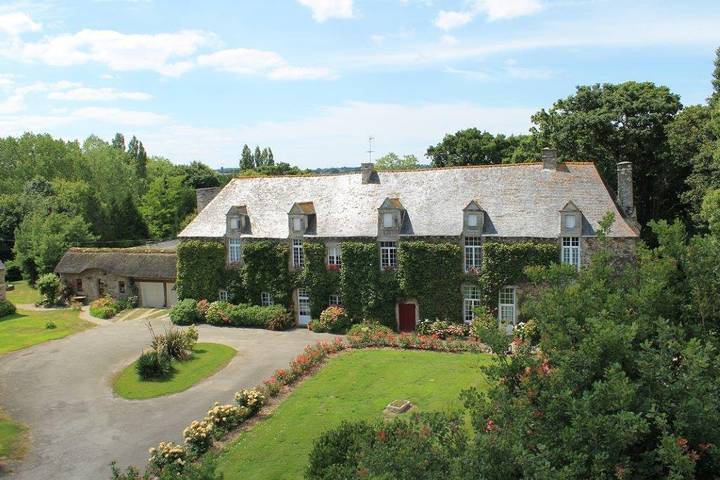 Gîte pour 10 personnes, avec Jardin et Piscine à Hénanbihen