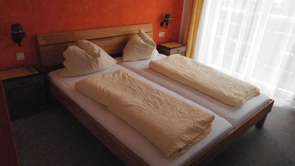 Entire vacation apartment, Doppelzimmer mit Dusche, Wc in Salzkammergut Mountains, Golling an der Salzach