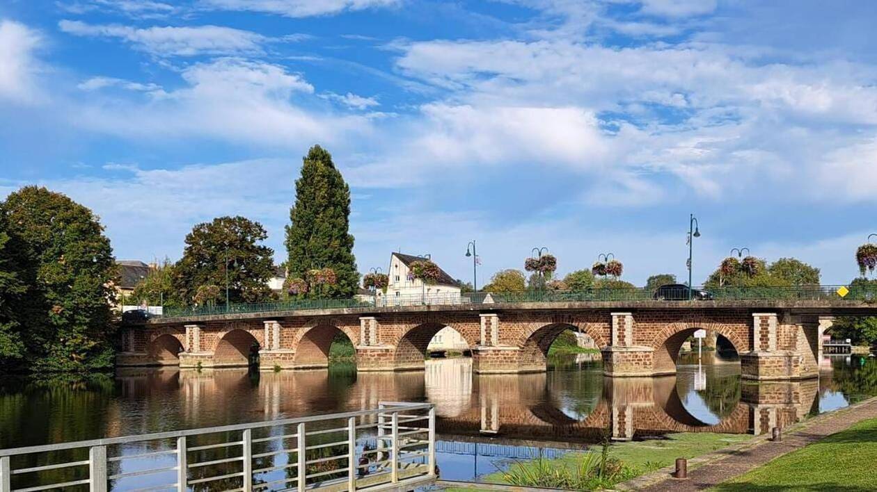 Appartement de vacances entier, Double Room with Shared Bathroom in La Suze-sur-Sarthe, Sarthe