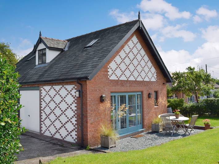 Log cabin for 2 people, with garden in Cheshire