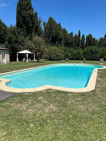Gîte pour 2 personnes, avec piscine ainsi que jardin et vue à Cabannes