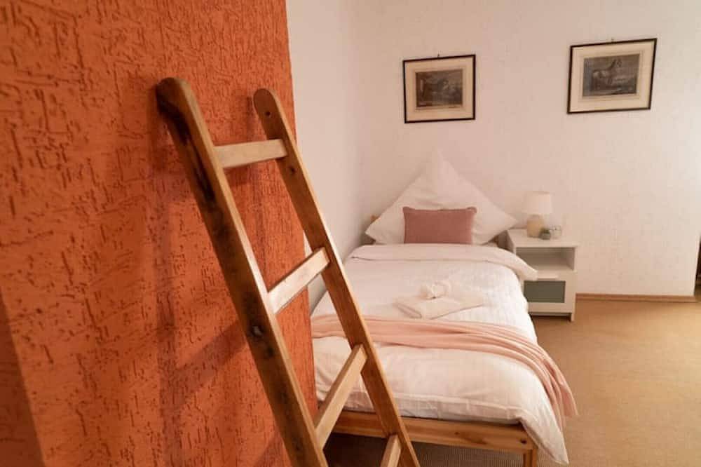 Ganze Wohnung, Wohnen im Schloss - \" Schloss Seehaus\" - Ferienwohnung 2. Og - mit 106qm in Markt Nordheim, Fränkisches Weinland