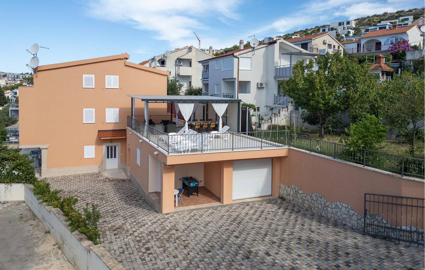 Ganze Ferienwohnung, Reizende 2-Zimmer-Wohnung mit Pool, WLAN und 700 m entferntem Strandzugang in Okrug Gornji, Ciovo