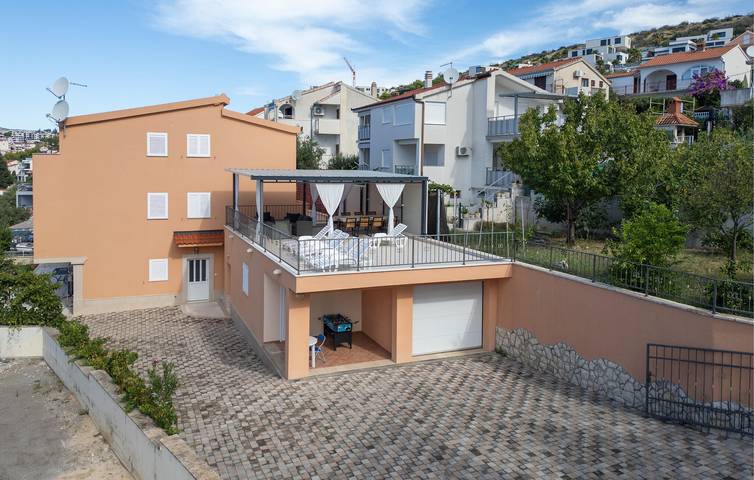 Ganze Ferienwohnung, Reizende 2-Zimmer-Wohnung mit Pool, WLAN und 700 m entferntem Strandzugang in Okrug Gornji, Ciovo
