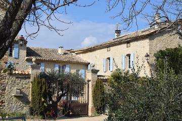 Gîte pour 4 personnes, avec jardin ainsi que piscine et jacuzzi, animaux acceptés dans les Alpes-de-Haute-Provence