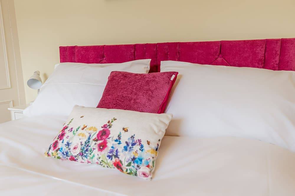 Strayside Cottage Harrogate. Dog friendly. 5 min walk hospital. 15 min walk town in North Yorkshire