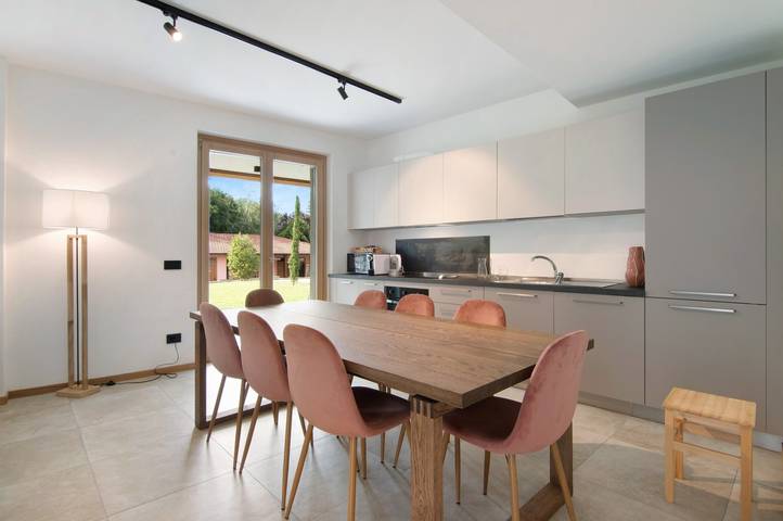 Appartamento intero, Appartamento 'La Villa del Lago in Giardino' con vista mare, Wi-Fi e aria condizionata in Spiaggia di Piona, Colico