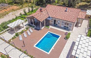 Ferienhaus für 8 Personen, mit Pool und Terrasse, mit Haustier in Grad Šibenik