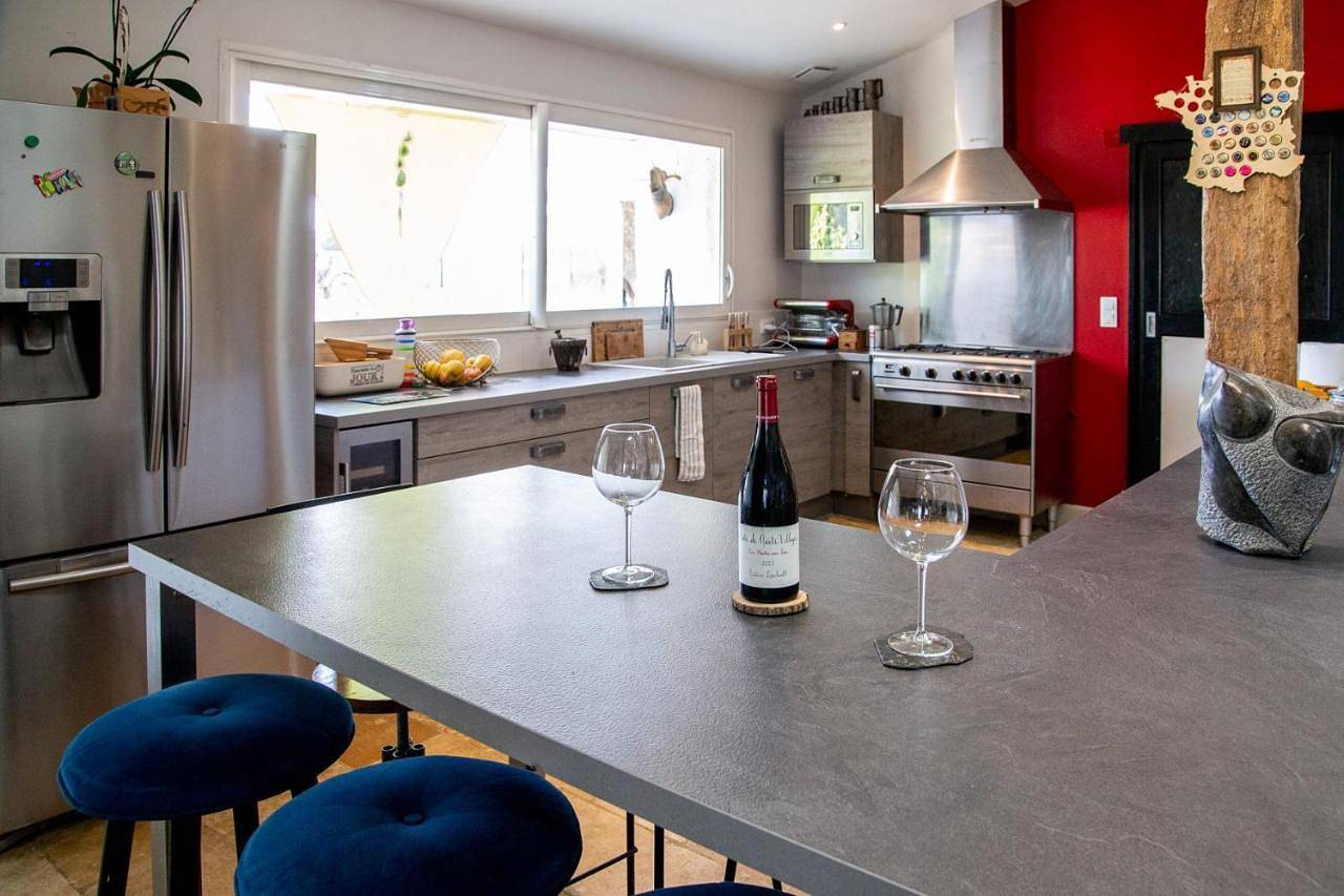 Large Twin Room in Saint-Maurice-la-Clouère, Vienne (France)