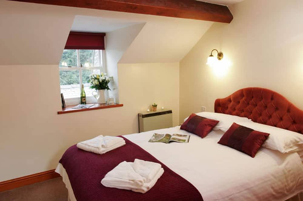 Cosy cottage in quiet courtyard in Grasmere village with private parking in Grasmere, Lake District