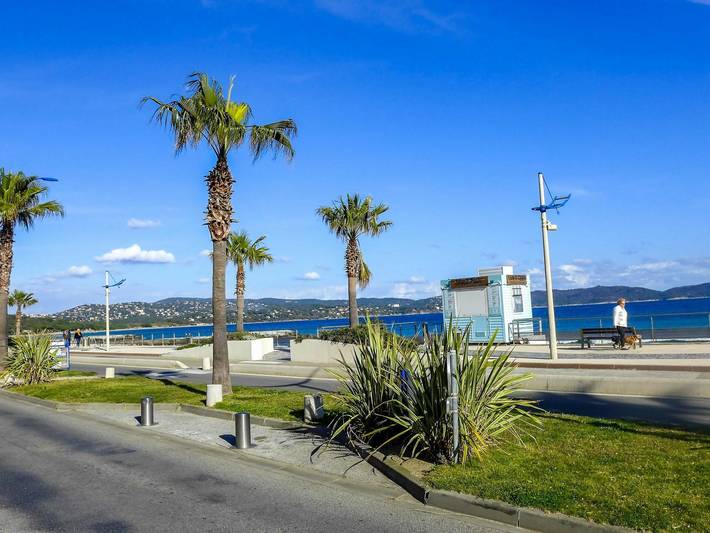 Gîte pour 2 personnes, avec terrasse dans Plage Des Tamaris Cavalaire Sur Mer