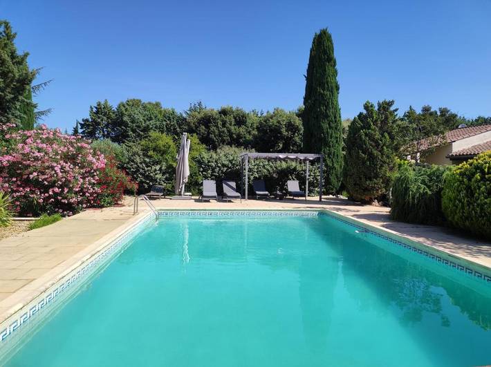 Gîte pour 3 personnes, avec terrasse ainsi que piscine et jardin, animaux acceptés à Saint-Siffret