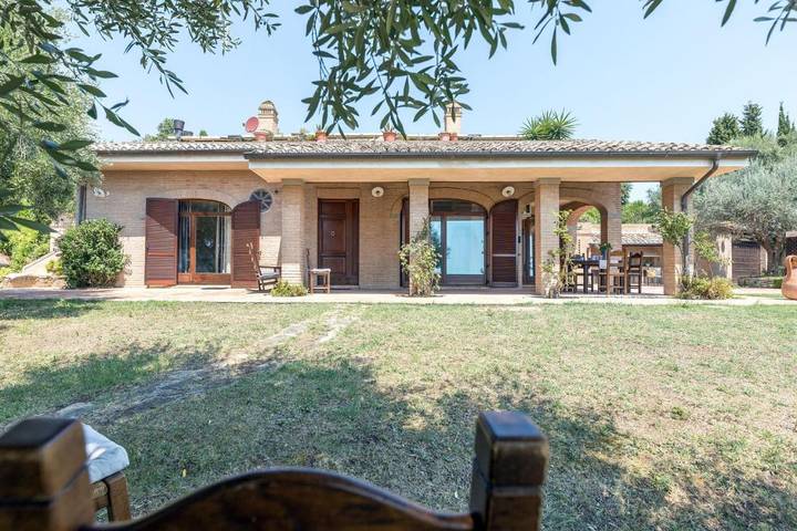 Villa per 7 persone, con Idromassaggio e Terrazza nonché Giardino e Panorama a Civitanova Marche
