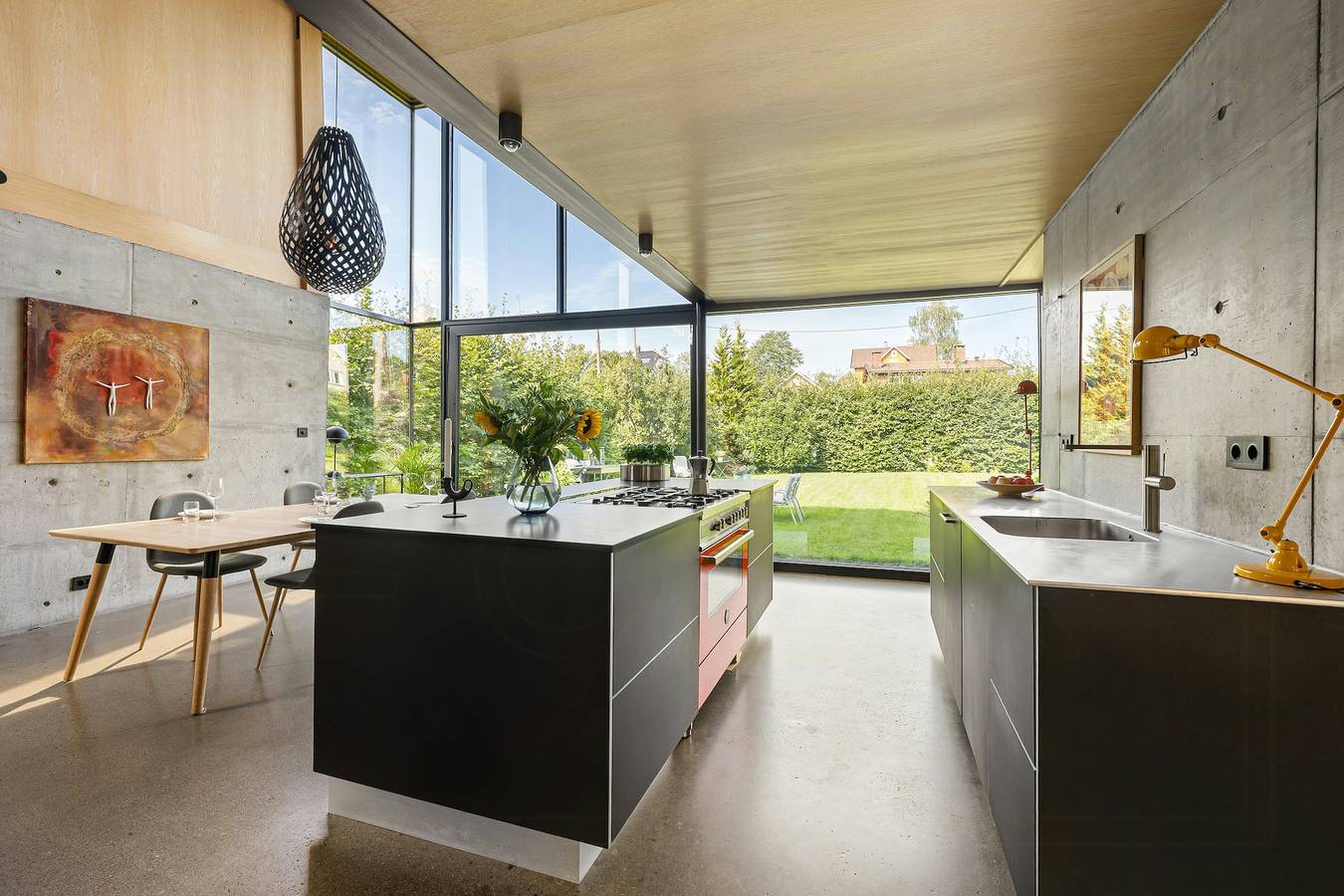 Moderner Industriestil mit sonniger Dachterrasse in Bærum