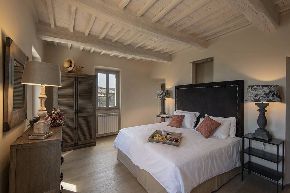 Villa Sovrana - Ten Bedroom Villa, Sleeps 20 in Perugia, Perugia Province