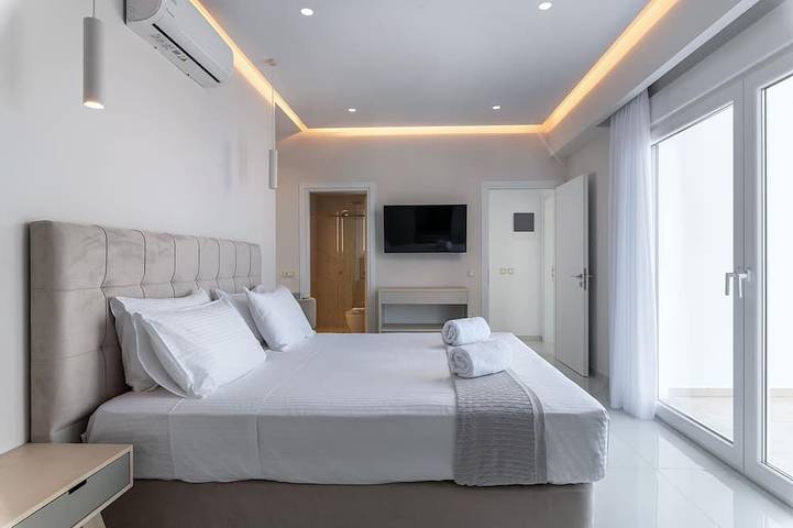 Seafront brand new luxury villa, heating pool -ideal for families, free transfer in Achlia, Lasithi