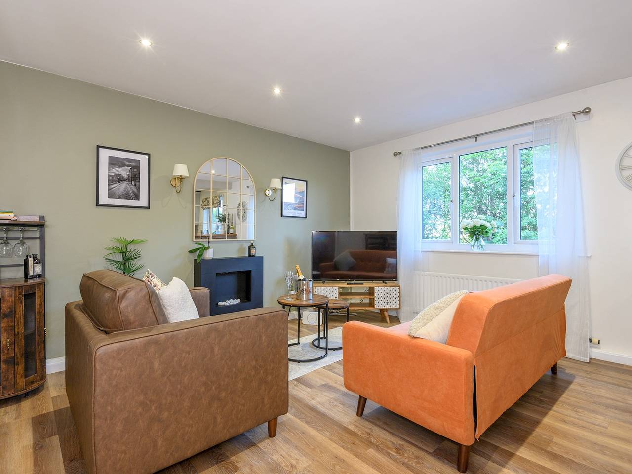 Entire apartment, Pass the Keys | Family Friendly home in Baildon Court-Free Parking in Bradford, West Yorkshire