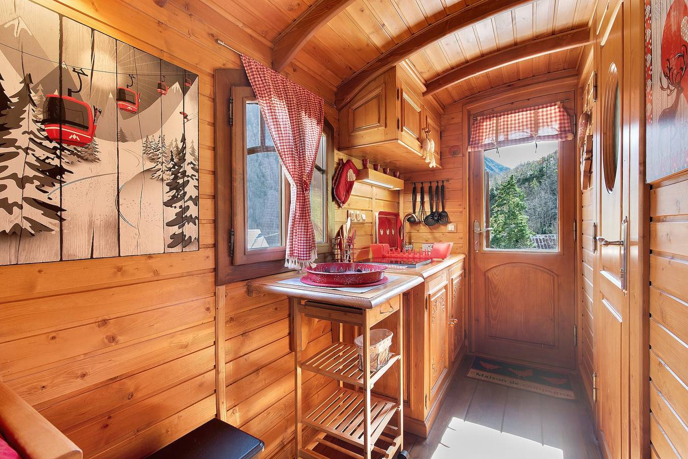 Noche Bohemia en la Montaña – Roulotte Ancolie con Vista, Calefacción y Wi-Fi in Gèdre, Parque nacional de los Pirineos