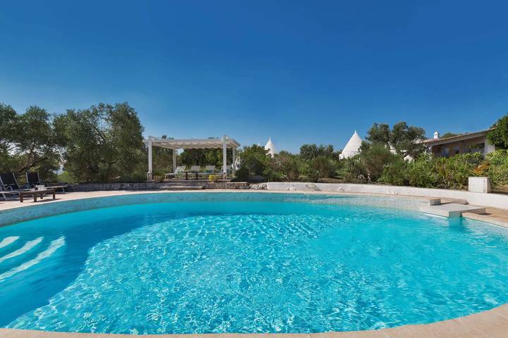Trullo per 9 persone, con piscina e giardino ad Ostuni