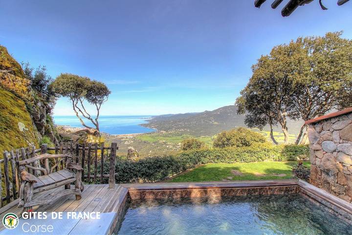 Gîte pour 4 personnes, avec Terrasse ainsi que Jardin et Piscine