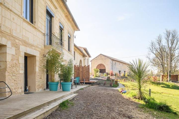 Location de vacances pour 7 personnes, avec Jacuzzi et Terrasse ainsi que Jardin et Piscine à Sadirac