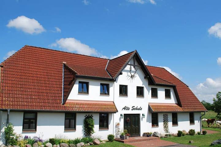 Ferienwohnung für 7 Personen, mit Pool und Garten in Dargun
