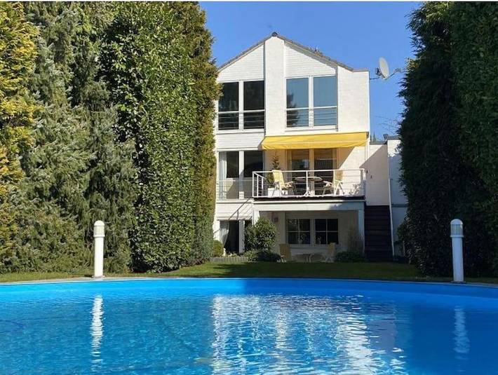 Ferienwohnung für 3 Personen, mit Whirlpool und Terrasse sowie Garten und Pool