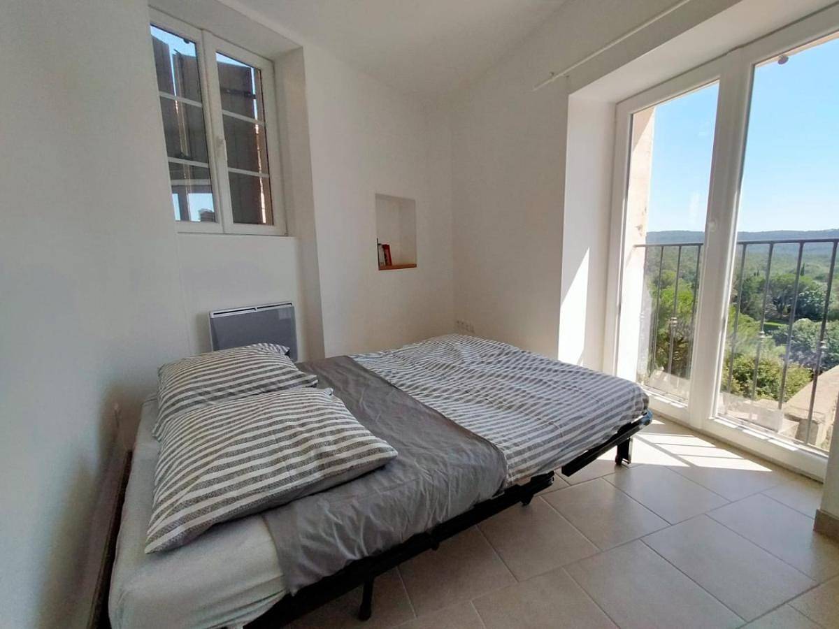 Appartement entier, Appartement avec terrasse et vue dégagée in Villecroze, Région de Draguignan