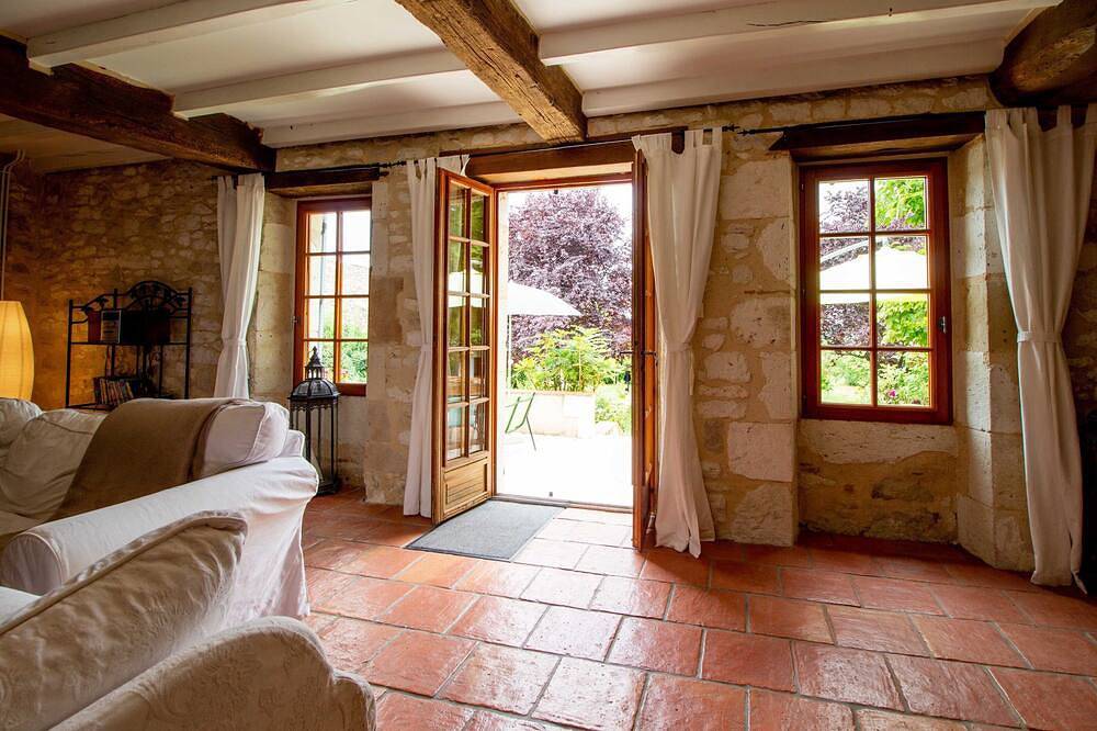 Wonderful stone built farmhouse with four bedrooms and fab views in Douzains, Villeneuve-sur-Lot und Umgebung