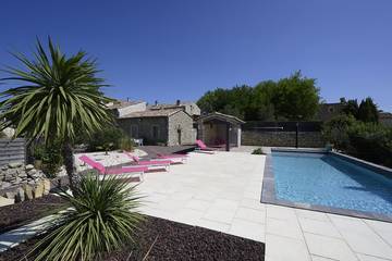 Gîte pour 14 personnes, avec terrasse et jardin à Bouquet