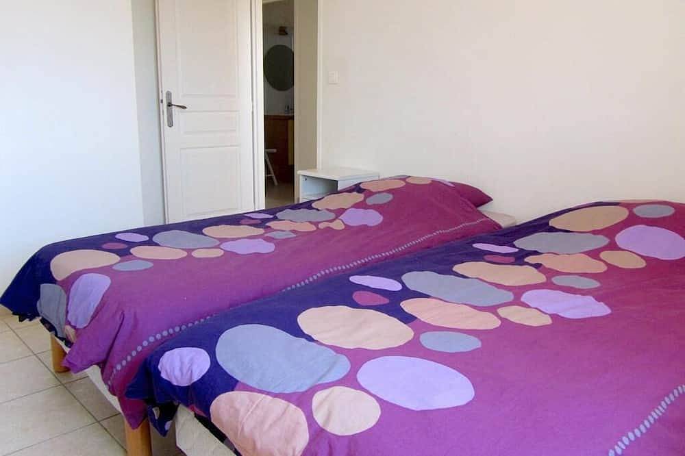 Quiet family friendly vacation home for 6 to 10 pers. in Cabrières-d'Avignon, Parc naturel régional du Luberon