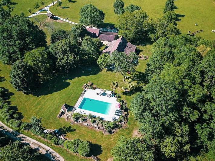 Location de vacances pour 15 personnes, avec Terrasse et Jardin ainsi que Piscine et Vue à Faux (Dordogne)