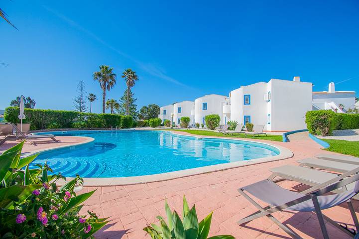 Apartamento de férias para 4 pessoas, com varanda e piscina infantil em Lagoa