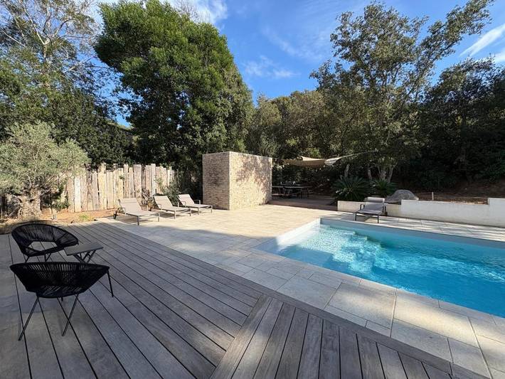 Location de vacances pour 10 personnes, avec vue ainsi que jardin et piscine, animaux acceptés dans Plage Cala Rossa - 4