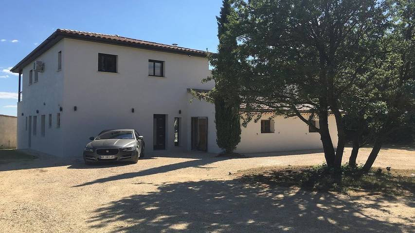 Location de vacances pour 7 personnes, avec jardin et piscine à Barjac