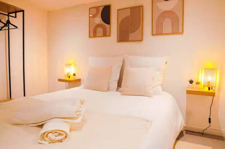 Ganze Wohnung, Air-conditioned cocooning room and terrace 5-minute walk from town center in Valence, Valence und Umgebung