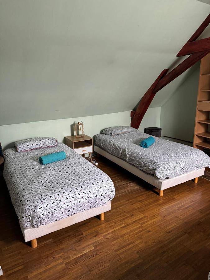 "Rêves de Gamins" Chambre de gauche, 4 couchages dans gîte de campagne "La Camusière", proche du Pôle Européen et du circuit des 24h in Champagné (Sarthe), Sarthe