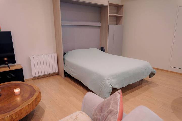 Appartement entier, Cocon élégant • Cour privée • Cœur de Valence in Valence, Région de Valence