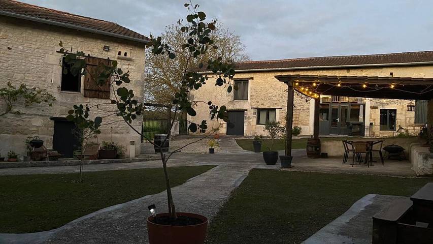 Gîte pour 8 personnes, avec vue ainsi que jardin et piscine, animaux acceptés à Champagne-et-Fontaine