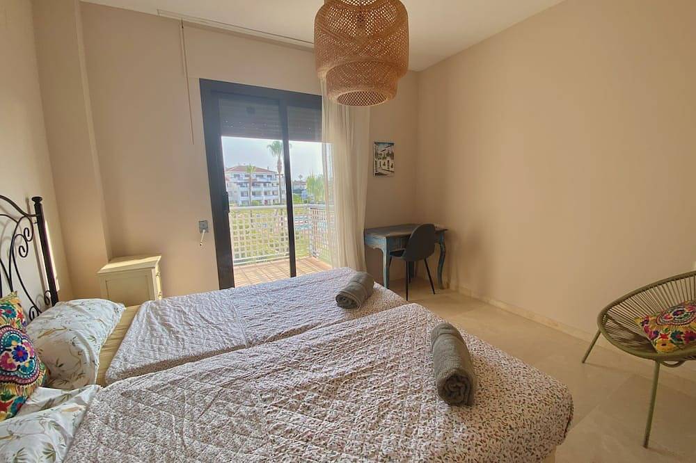 Hel lejlighed, Beautiful Sea View Apartment Facing Gibraltar and Morroco in Playa de La Alcaidesa, San Roque