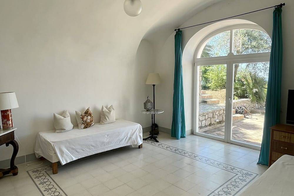 Cesina Home | Apartment in Historic Villa with Panoramic Terrace in Capri, Neapel Provinz