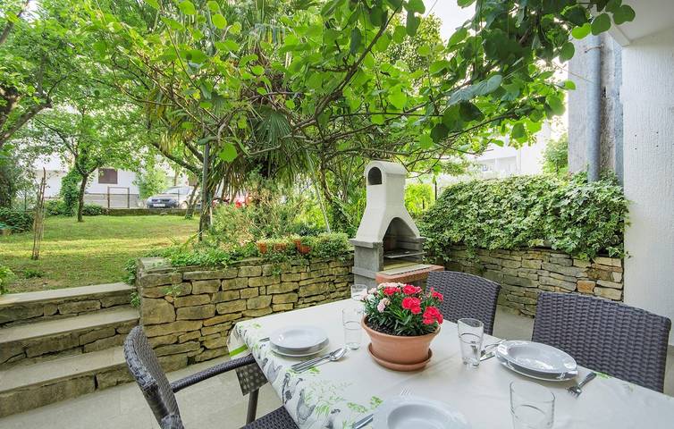 Ferienwohnung für 3 Personen, mit Balkon/Terrasse und Garten in Poreč