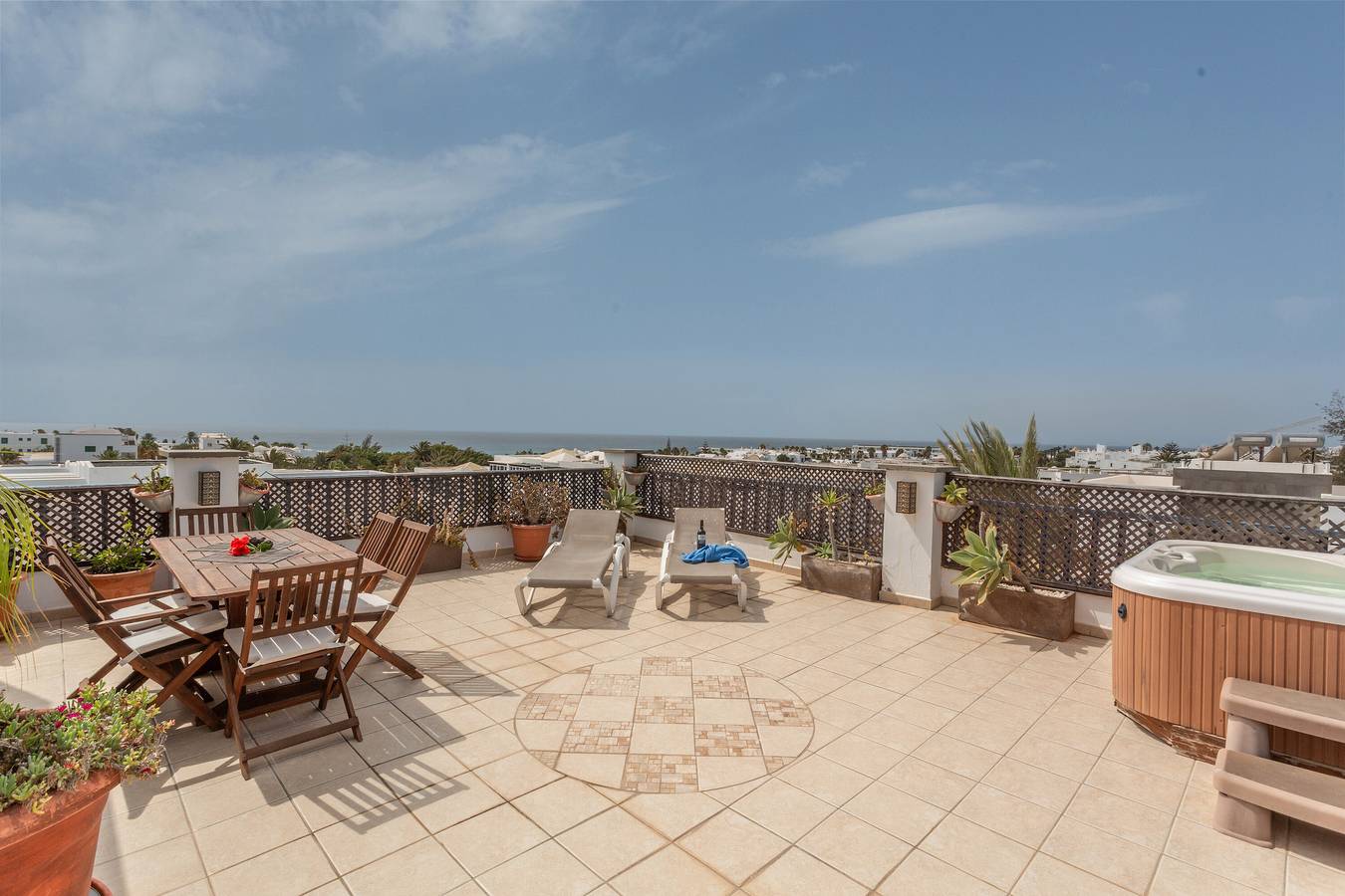Ganze Wohnung, Penthouse mit jacuzzi,   meer- & vulkanblick in Playa Bastián, Teguise